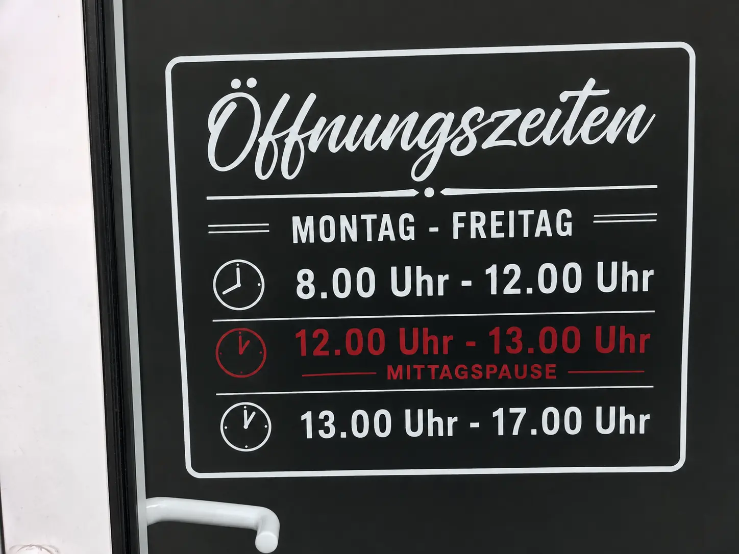 Öffnungszeiten aus Plotterfolie.