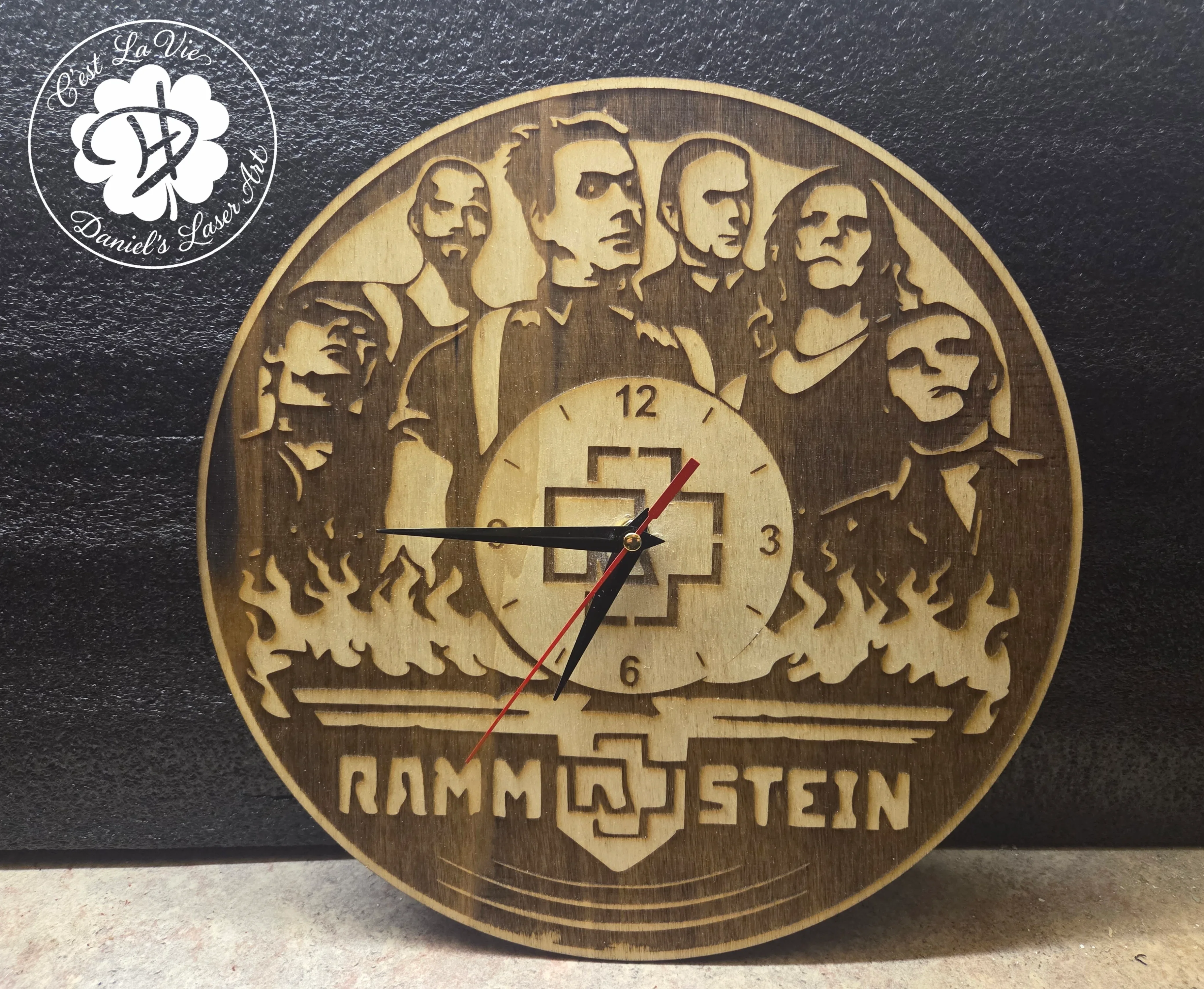 Individuell gravierte Uhr mit markantem Design.