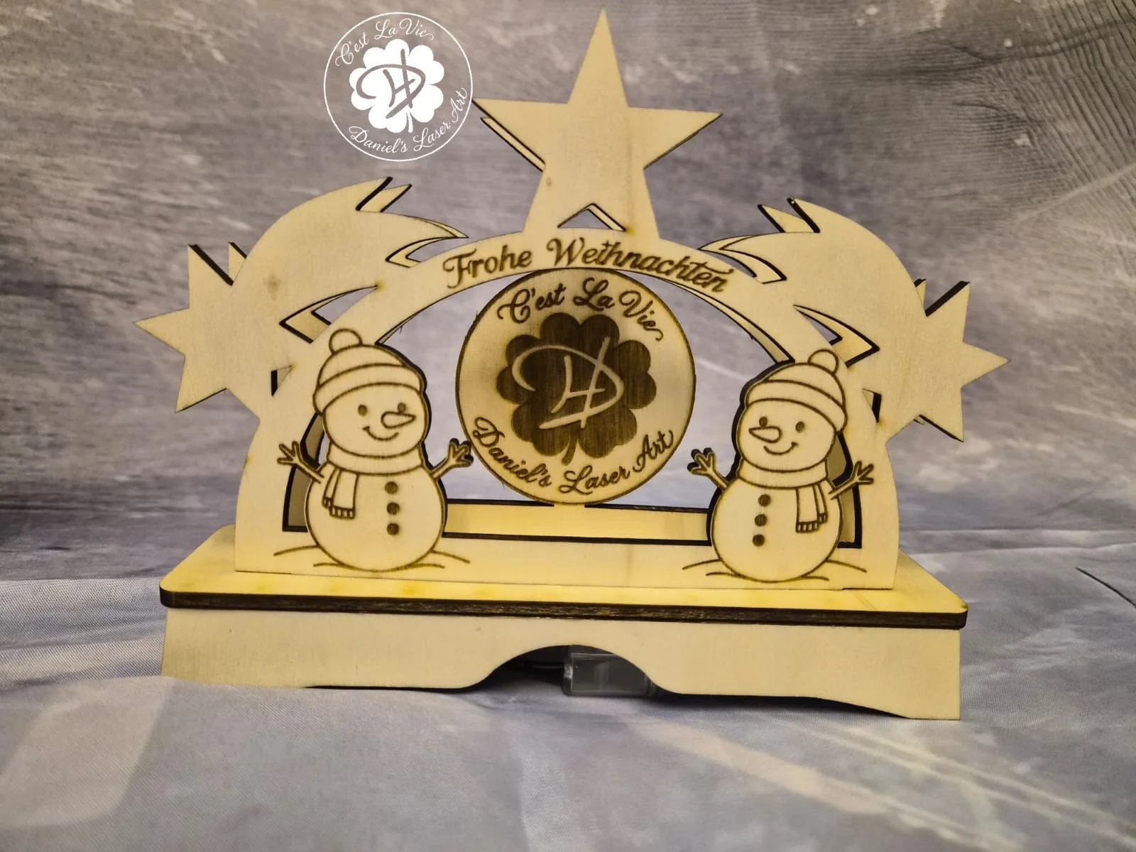 Personalisierter Schwibbogen aus Holz mit feiner Gravur.