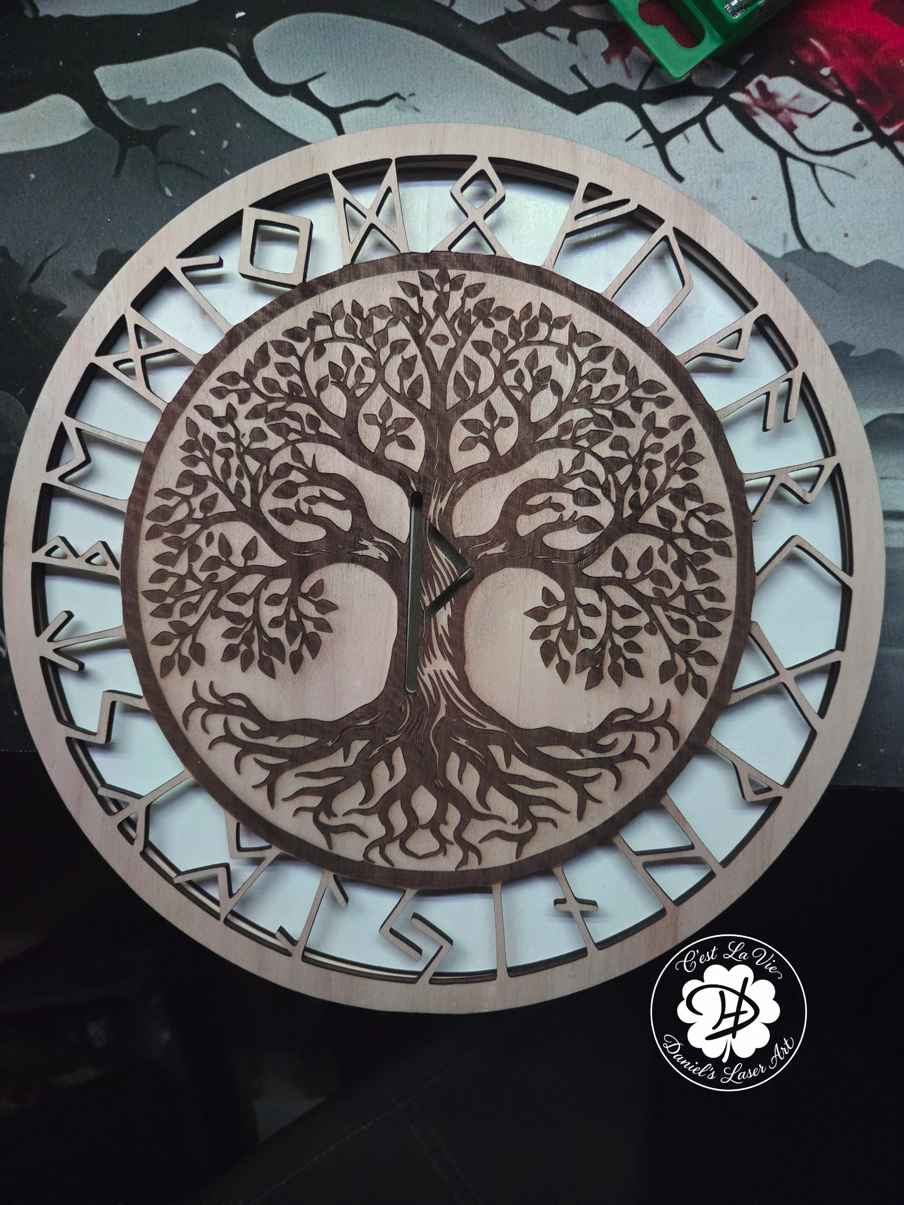 Yggdrasil-Gravur auf Holz mit starker Detailwirkung.