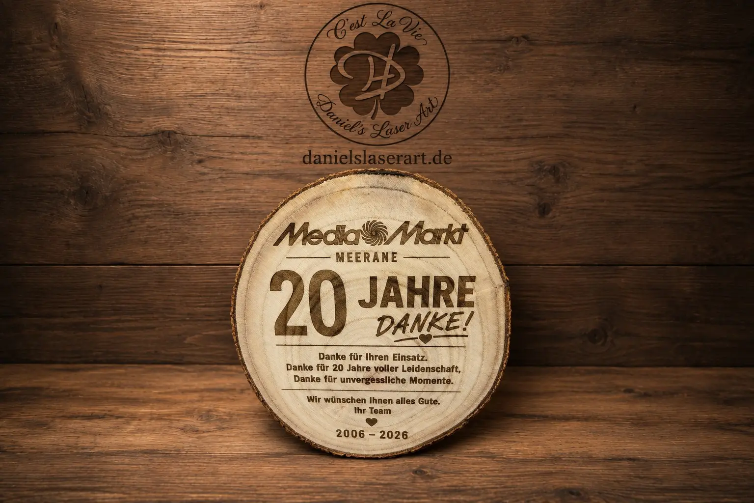 Gravierte Baumscheibe als Jubiläumsgeschenk für 20 Jahre MediaMarkt Meerane