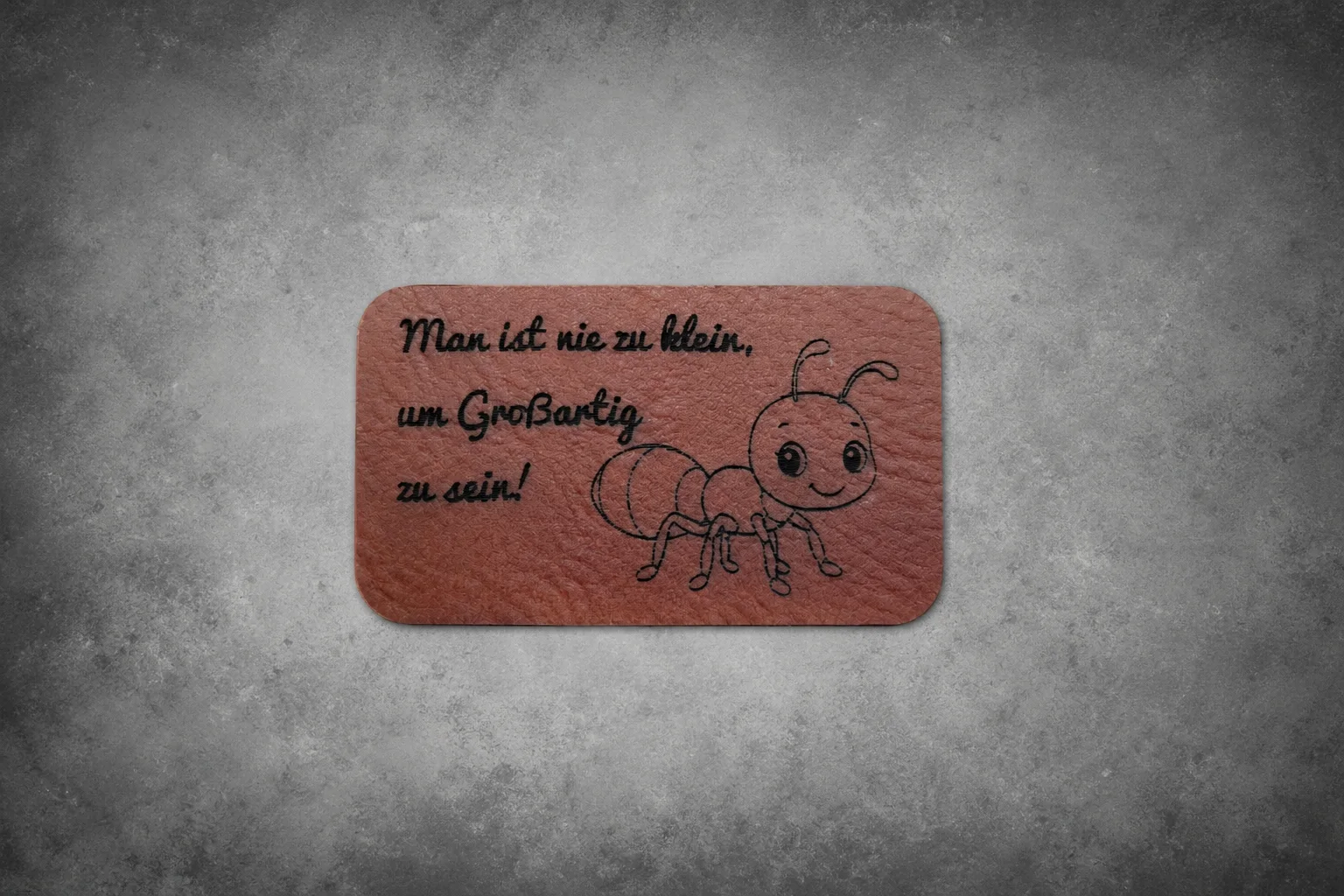 Kleine gravierte Motive als besondere Details für kreative Projekte.