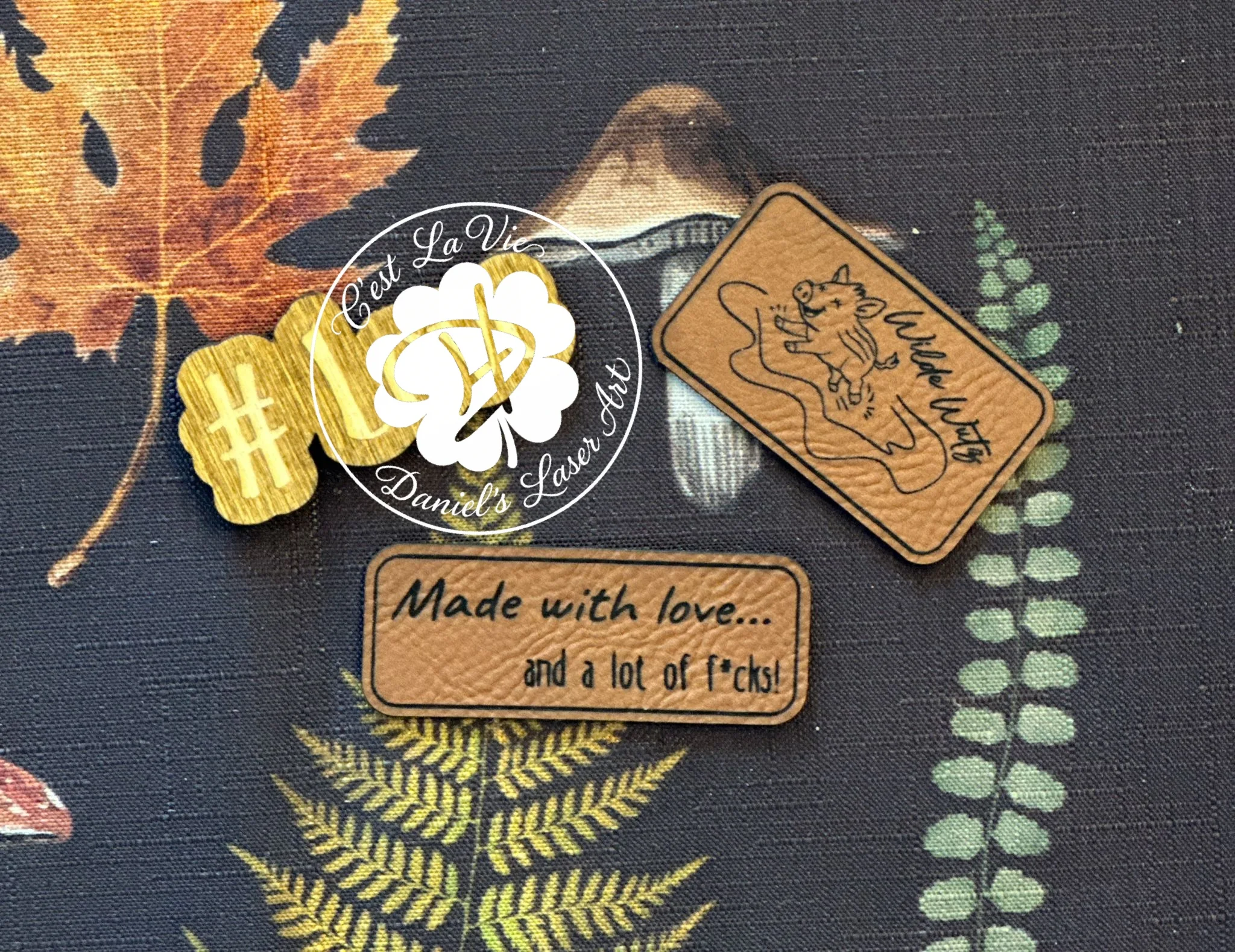 Individuell gravierte Lederlabels für Handmade-Produkte.