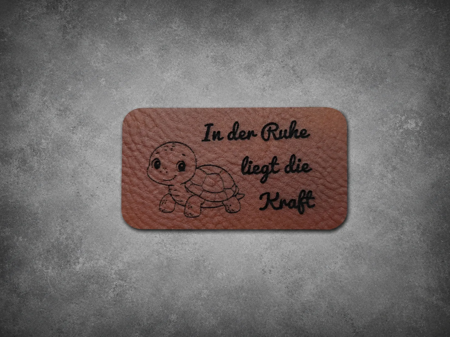 Handmade-Motiv mit Nadel und Garn als kreative Lasergravur.