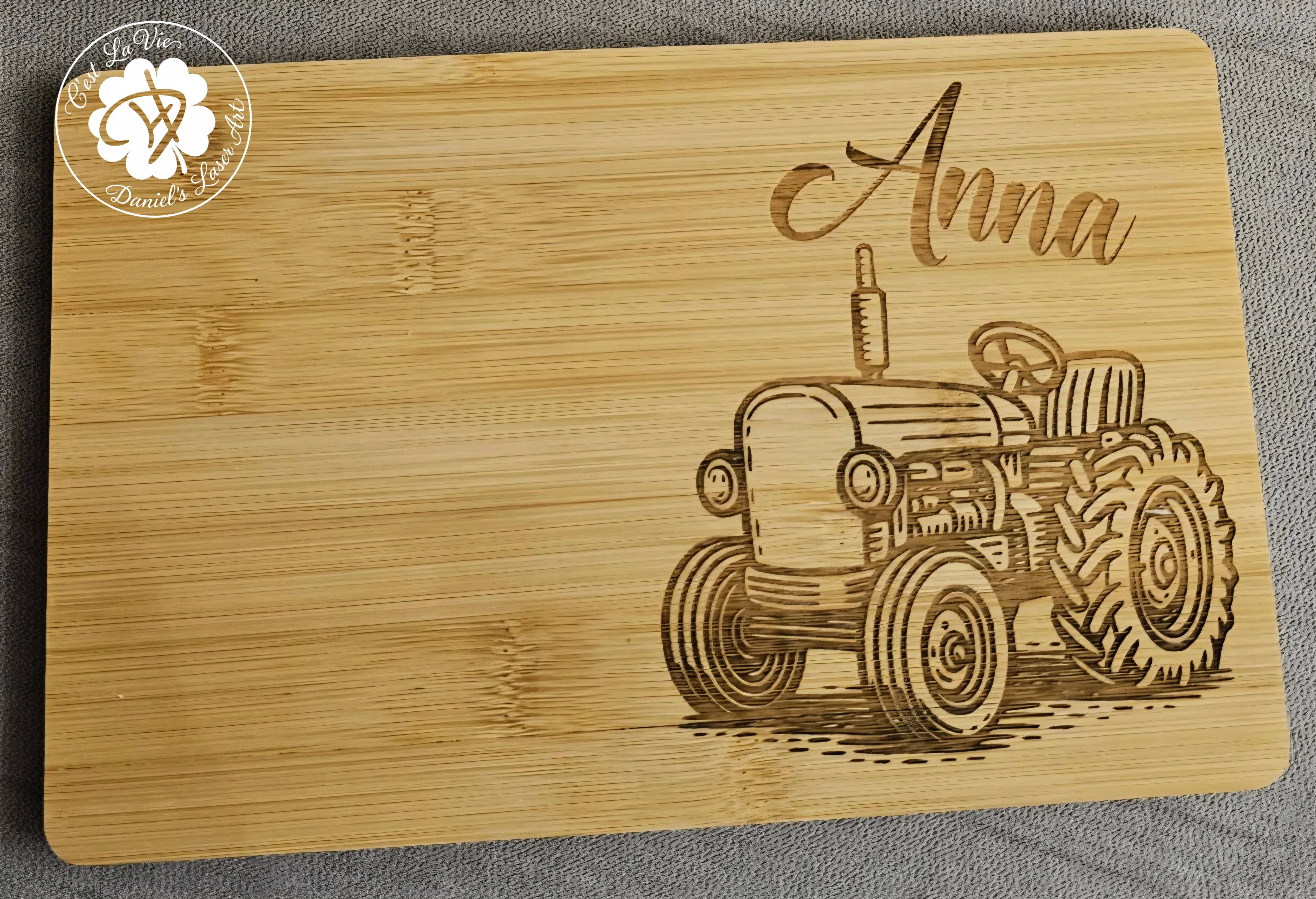 Personalisiertes Brettchen mit Namen als schöne Geschenkidee.