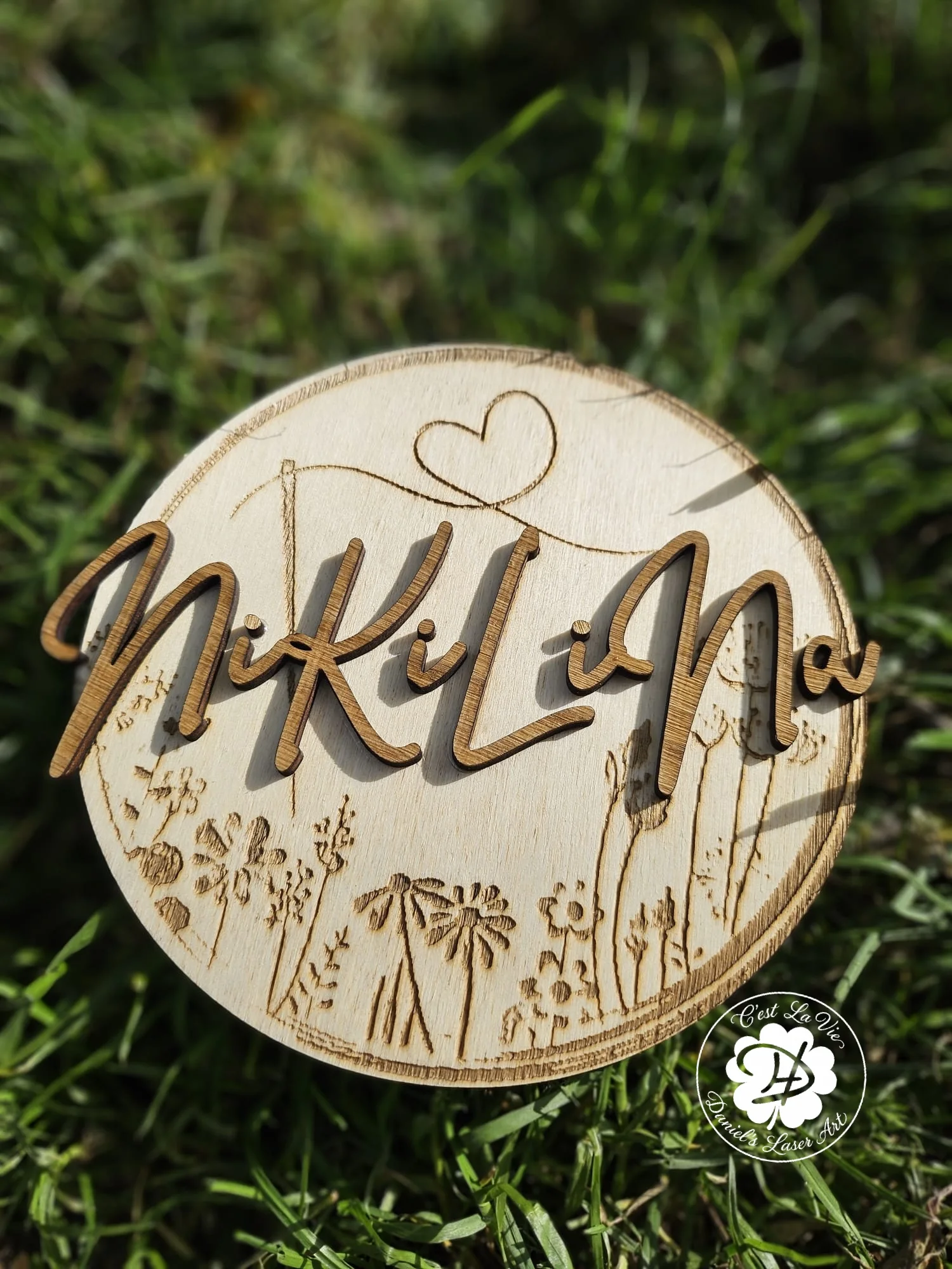 Rundes Namensschild „Nikilina“ Natürlich schön – dein Name im modernen Holzdesign.
