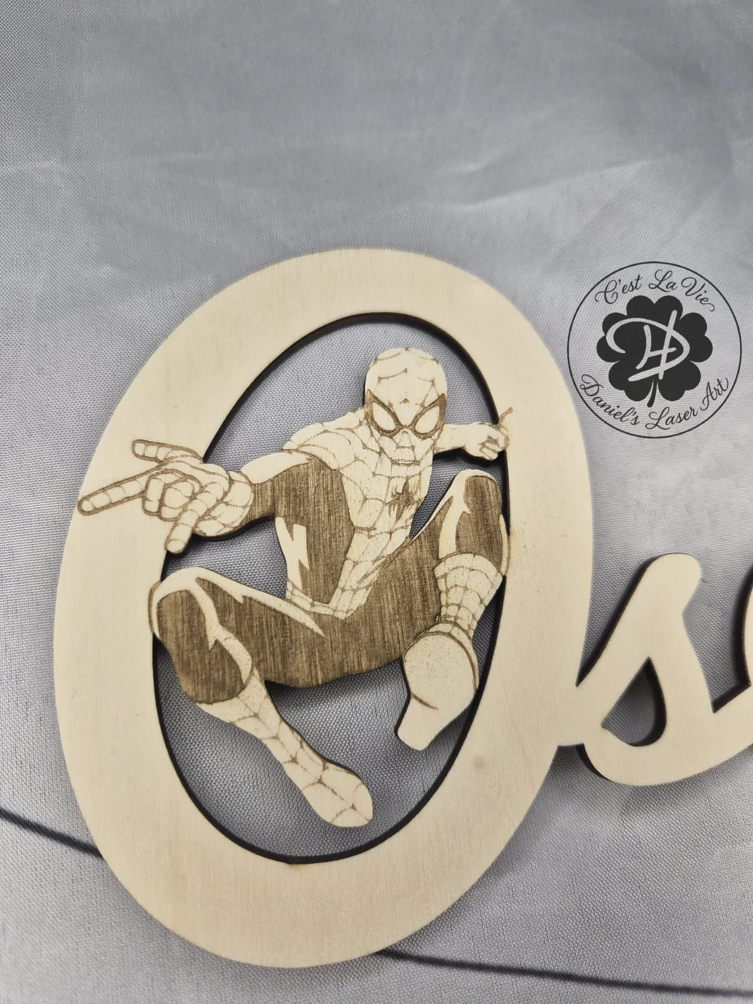 Detailreiche Lasergravur auf Holz – präzise umgesetzt und individuell nach Wunsch gestaltet.