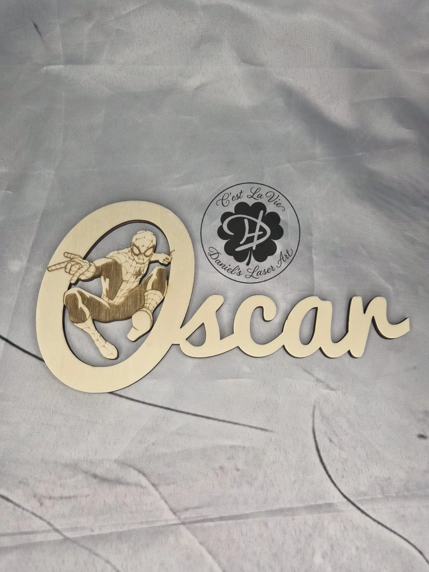 Personalisierter Holzname mit Wunschmotiv – einzigartig, individuell und perfekt als Geschenk.