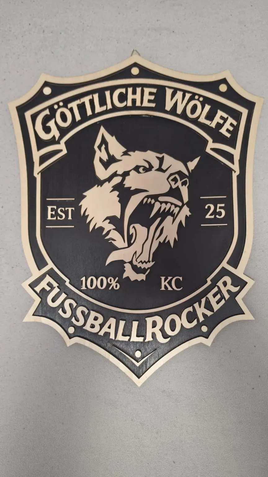 Persönliches Wappenschild aus Holz mit Wolfsmotiv.